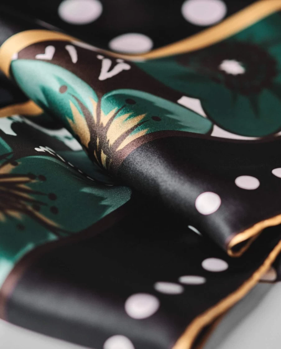 Anne Fontaine Luxury Cashmere Ted Scarf - Elegant Winter Accessory for Men & Women